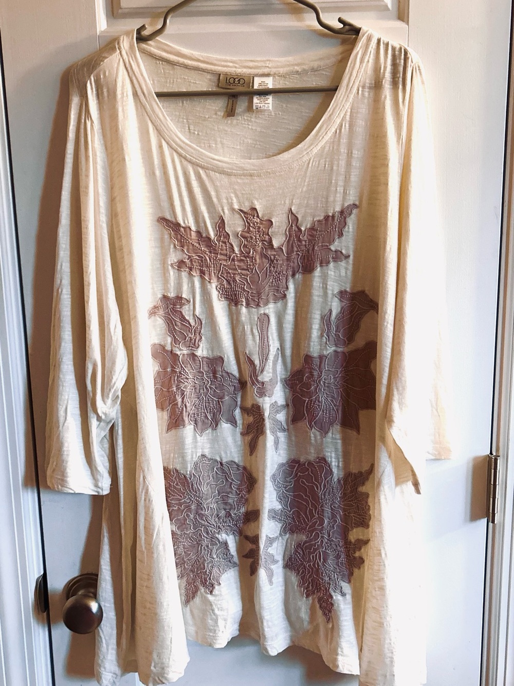 LOGO Lavish Lori Goldstein 1X Ivory Purple Lace Appliqué Top